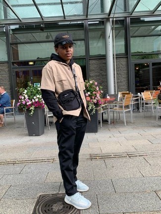 С чем носить голубые кроссовки мужчине