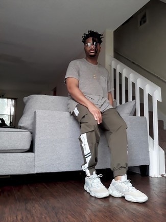 С чем носить голубые кроссовки мужчине