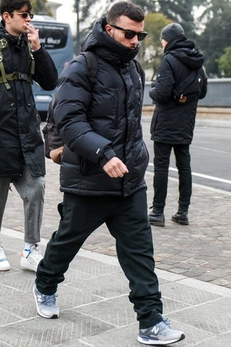 Какие куртки-пуховики носить с голубыми кроссовками мужчине