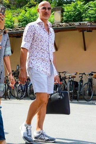 Какие шорты носить с голубыми кроссовками мужчине