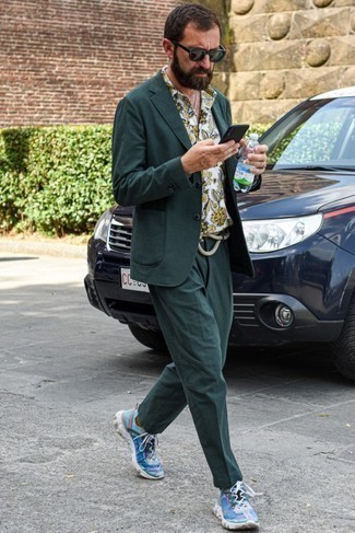 Какие костюмы носить с голубыми кроссовками