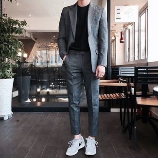 Какие костюмы носить с голубыми кроссовками