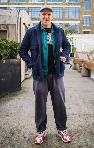 С чем носить голубую бейсболку мужчине