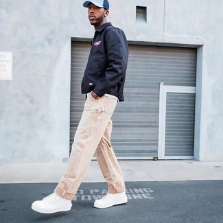 С чем носить голубую бейсболку мужчине