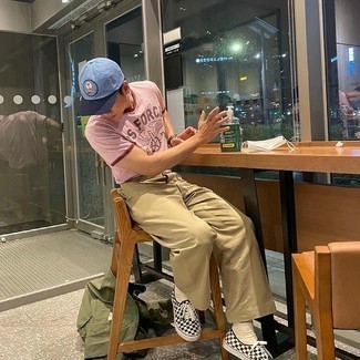 С чем носить голубую бейсболку мужчине