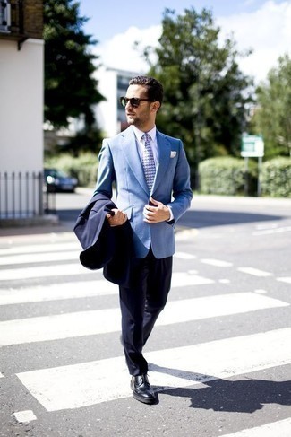 Как носить голубой пиджак с черно-белыми кожаными брогами