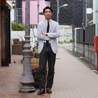 Как носить голубой пиджак с черными джинсами мужчине