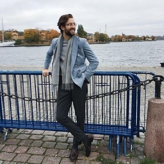 Как носить голубой пиджак с коричневыми кожаными лоферами мужчине