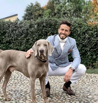 Как носить голубой пиджак с коричневыми кожаными лоферами мужчине