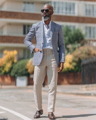 Как носить голубой пиджак с коричневыми кожаными лоферами мужчине