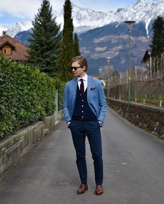 Как носить голубой пиджак с коричневыми кожаными лоферами мужчине