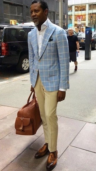 Как носить голубой пиджак с коричневыми кожаными лоферами мужчине