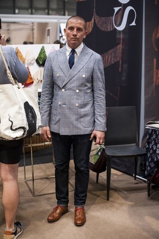 Как носить голубой пиджак с темно-серыми джинсами мужчине