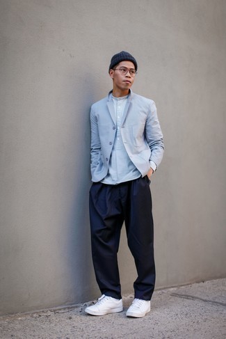 Какие низкие кеды носить с голубым пиджаком мужчине