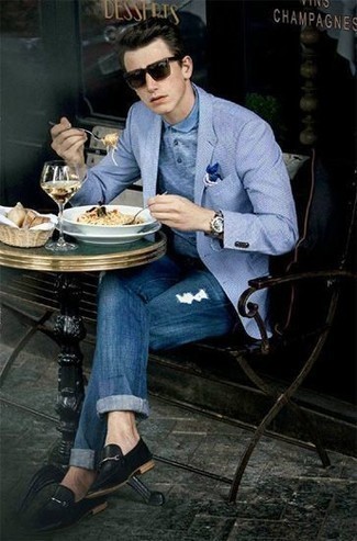 Как носить голубой пиджак с темно-синими джинсами мужчине