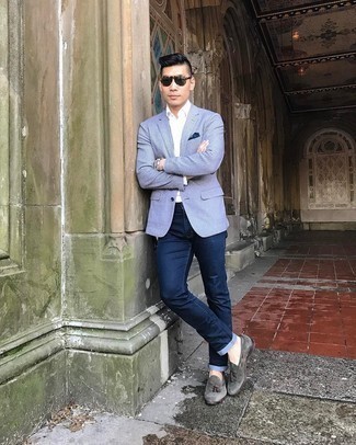 Как носить голубой пиджак с темно-синими джинсами мужчине