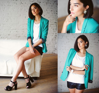 Какие шорты носить с голубым пиджаком женщине