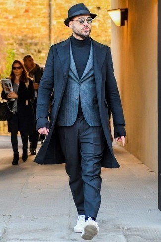 Какие водолазки носить с голубым пиджаком мужчине