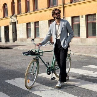 Как носить голубой пиджак с белыми низкими кедами мужчине