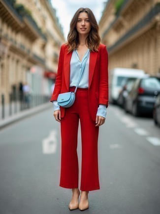 С чем носить голубую блузку