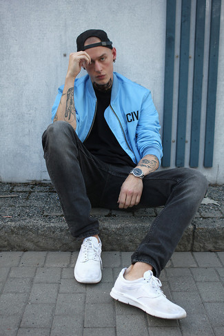 Какие кроссовки носить с голубым бомбером мужчине