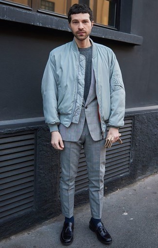 Какие футболки с круглым вырезом носить с голубым бомбером мужчине