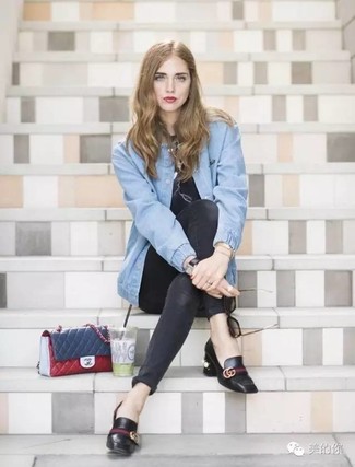 Какие туфли носить с голубым бомбером