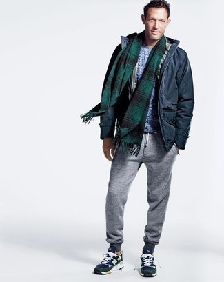 Какие спортивные штаны носить с голубым вязаным свитером мужчине