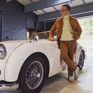 С чем носить голубые низкие кеды из плотной ткани мужчине