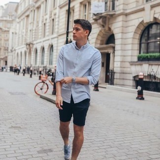 С чем носить голубые низкие кеды из плотной ткани мужчине