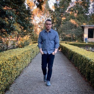 С чем носить голубые низкие кеды из плотной ткани мужчине