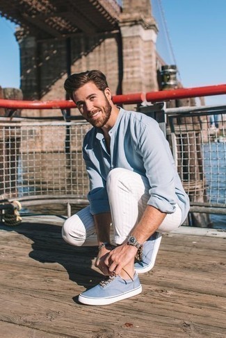 С чем носить голубые низкие кеды из плотной ткани мужчине