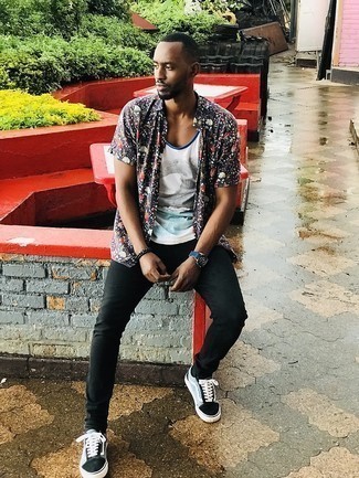 С чем носить голубые низкие кеды из плотной ткани мужчине