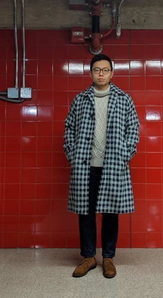 С чем носить голубое длинное пальто в клетку