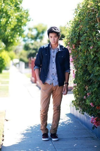 С чем носить голубую рубашку с коротким рукавом в клетку мужчине