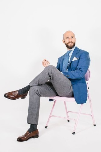 С чем носить голубой галстук в клетку мужчине