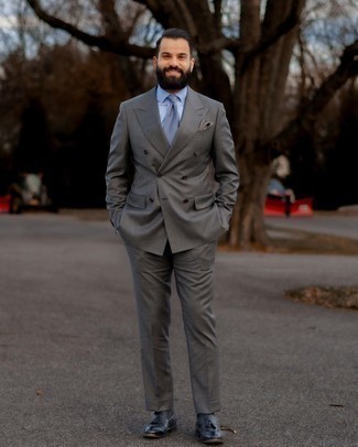 С чем носить голубой галстук в клетку мужчине