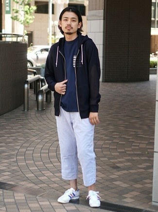 Какие кроссовки носить с голубыми брюками чинос