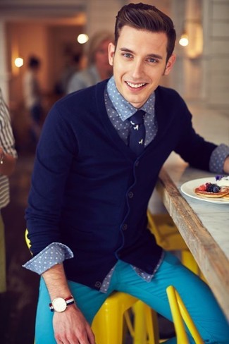 Какие кардиганы носить с голубыми брюками чинос