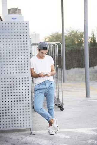 Какие низкие кеды носить с голубыми брюками чинос