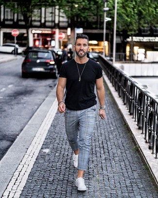 Какие низкие кеды носить с голубыми брюками чинос