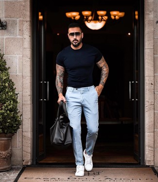 Какие низкие кеды носить с голубыми брюками чинос