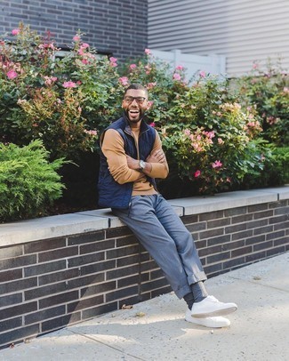 Какие низкие кеды носить с голубыми брюками чинос