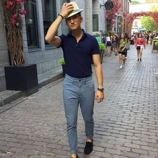 Как носить голубые брюки чинос с темно-синей футболкой-поло