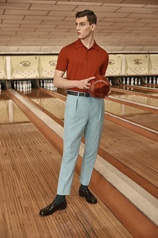 Какие футболки-поло носить с голубыми брюками чинос