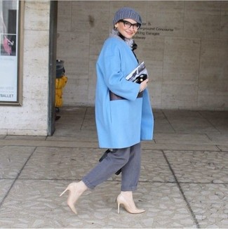 С чем носить голубое пальто женщине