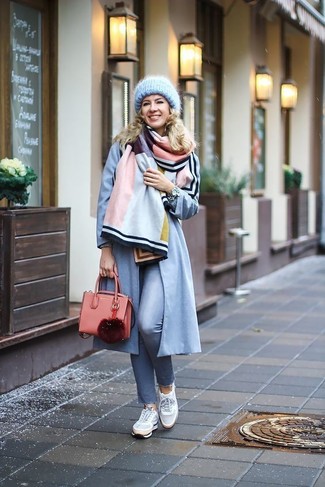 С чем носить голубое пальто женщине