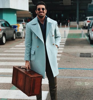 С чем носить голубое пальто мужчине