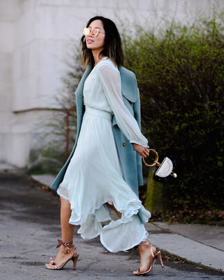 Какие платья-миди носить с голубым пальто