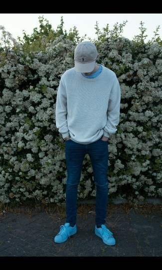 Как носить голубой свитер с круглым вырезом с синими джинсами мужчине